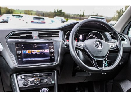 2018 Volkswagen Tiguan - thumbnail 32