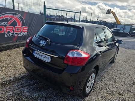 2011 Toyota Auris - view 4