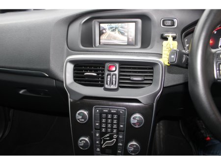 2016 Volvo V40 D2 MOMENTUM ED GT 5DR AUTOMATIC €13,300 thumbnail