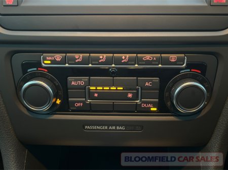 2011 Volkswagen Golf HIGHLINE , SUNROOF // LOW MILEAGE €8,950 thumbnail