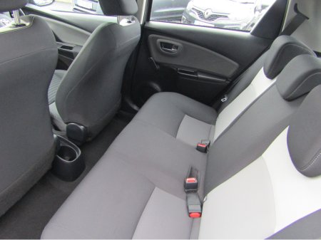 2018 Toyota Yaris - thumbnail 9