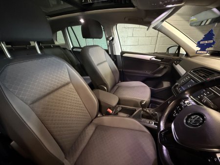 2017 Volkswagen Tiguan - thumbnail 6