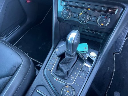 2018 Volkswagen Tiguan HIGHLINE 2.0 TDI 4MOTION // LEATHER HEATED SEATS // DIGITAL CLUSTER //360 SURROUND PARKING CAMERAS €26,900 thumbnail