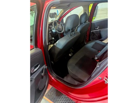 2010 Renault Clio - thumbnail 10