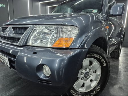 2005 Mitsubishi Shogun - view 2