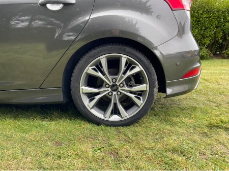 2017 Ford Focus - thumbnail 21