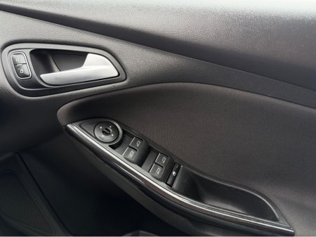 2017 Ford Focus - thumbnail 9