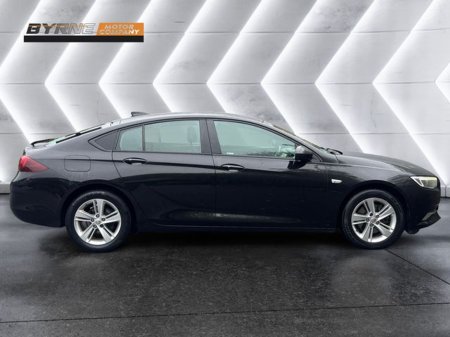 2017 Vauxhall Insignia 1.6 Design NAV Turbo D 5DR Auto €10,495 thumbnail