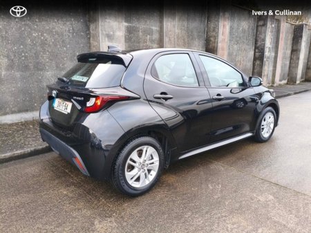 2024 Toyota Yaris YARIS 1.5 HYBRID LUNA thumbnail