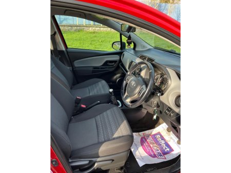 2016 Toyota Yaris - thumbnail 7