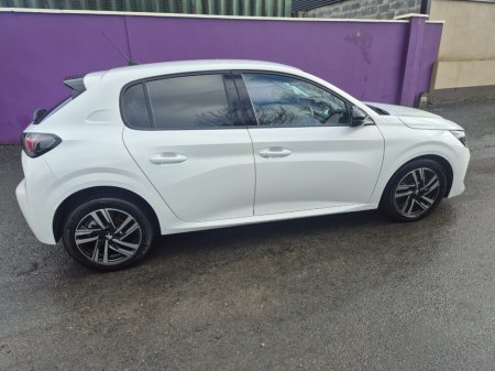 2023 Peugeot 208 - thumbnail 4