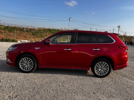 2018 Mitsubishi Outlander - view 4