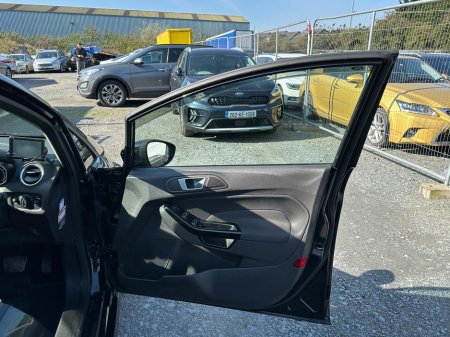 2016 Ford Fiesta - thumbnail 10