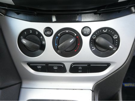 2012 Ford Focus - thumbnail 24