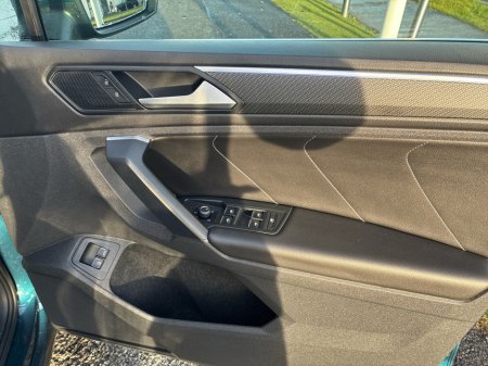 2022 Volkswagen Tiguan R-LINE 1.4 TSI PHEV 2 245HP 5DR thumbnail