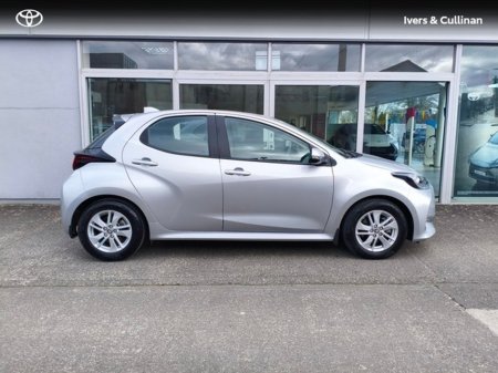 2024 Toyota Yaris - thumbnail 3