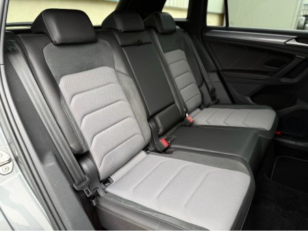 2019 Volkswagen Tiguan R-LINE 2.0 TDI MANUAL 6SPEED FWD 150HP 5DR €29,950 thumbnail