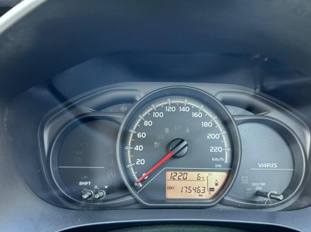 2016 Toyota Yaris - thumbnail 11