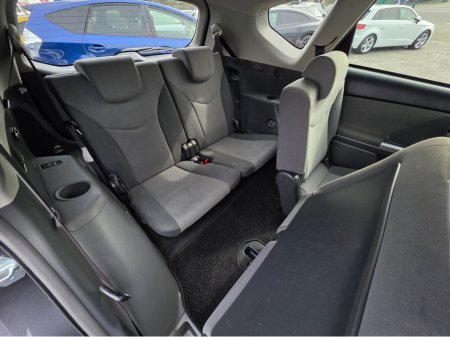 2013 Toyota Prius Alpha - thumbnail 6