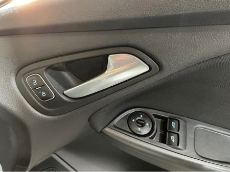 2016 Ford Focus - thumbnail 19