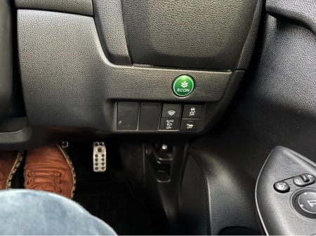 2016 Honda Fit DAA-GP5 €12,750 thumbnail