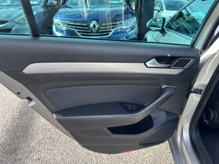 2017 Volkswagen Passat - thumbnail 19