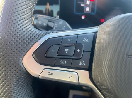 2025 Volkswagen Tiguan R-LINE 75 2.0TDI DSG 150HP €54,975 thumbnail