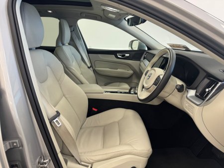 2022 Volvo XC60 - thumbnail 5