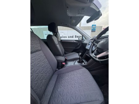 2021 Volkswagen Tiguan LIFE 2.0 TDI MANUAL 6SPEED FWD 122BHP 5 5DR €26,800 thumbnail