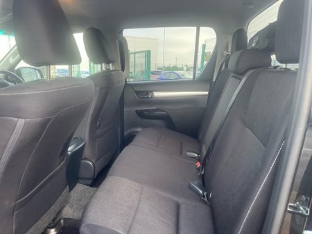 2025 Toyota Hilux 2.4 SR5 D/CAB AUTO €48,950 thumbnail