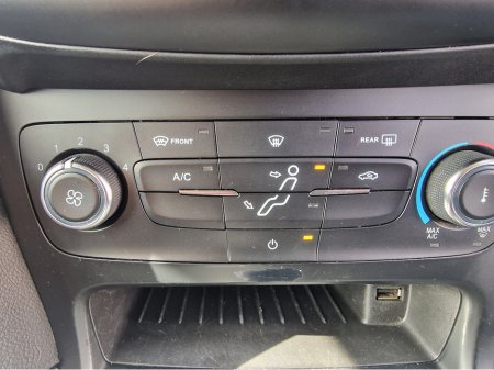 2015 Ford Focus - thumbnail 26