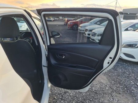 2019 Toyota Vitz - thumbnail 7