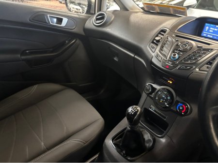 2016 Ford Fiesta - thumbnail 5