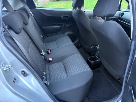 2014 Toyota Yaris - thumbnail 4