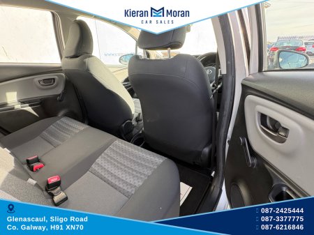 2016 Toyota Yaris - thumbnail 13