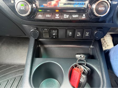 2016 Toyota Hilux - thumbnail 17