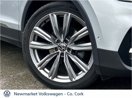 2023 Volkswagen Tiguan - view 2