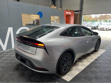 2025 Toyota Prius - thumbnail 2