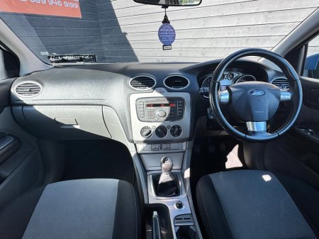 2010 Ford Focus - thumbnail 11