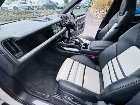 2024 Porsche Cayenne 3.0 V6 E-HYBRID AUTO==HUGE SPEC==COST €153K NEW== €116,950 thumbnail