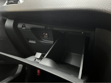 2018 Peugeot 2008 €14950! 2018 PEUGEOT 2008 AUTOMATIC ALLURE 1.2 AUTOMATIC / CRUISE CONTROL / REVERSE CAMERA AND MORE €14,950 thumbnail