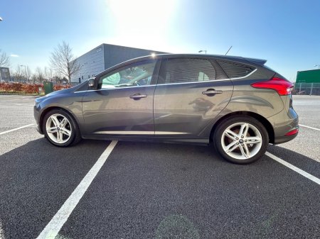 2017 Ford Focus - thumbnail 5