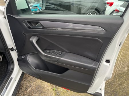 2021 Volkswagen T-Roc R-LINE AUTOMATIC 2.0 DIESEL //LOW MILES//HALF LEATHER SEATS//ADAPTIVE CRUISE CONTROL//REVERSE CAMERA//KEYLESS ENTRY// €27,950 thumbnail