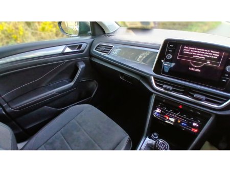 2024 Volkswagen T-Roc STYLE 2.0 TDI MANUAL 6SPEED FWD 116HP €29,500 thumbnail