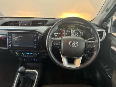2021 Toyota Hilux 2.4 DOUBLE CAB SR5 €39,950 thumbnail