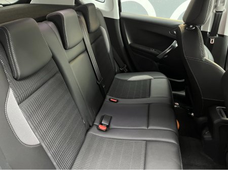 2017 Peugeot 2008 - thumbnail 10