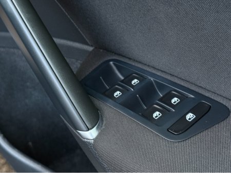 2017 Volkswagen Golf 172 REG NEW MODEL MK7.5 SAT NAV PACK PRIVACY GLASS-REVERSE CAMERA - NAVIGATION - CARPLAY - ANDROID AUTO - DISCOVER PRO €16,450 thumbnail