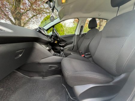 2017 Peugeot 208 - thumbnail 15