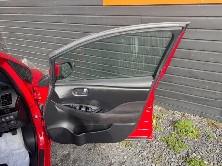 2017 Nissan Leaf - thumbnail 15