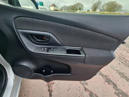 2016 Toyota Vitz - thumbnail 25